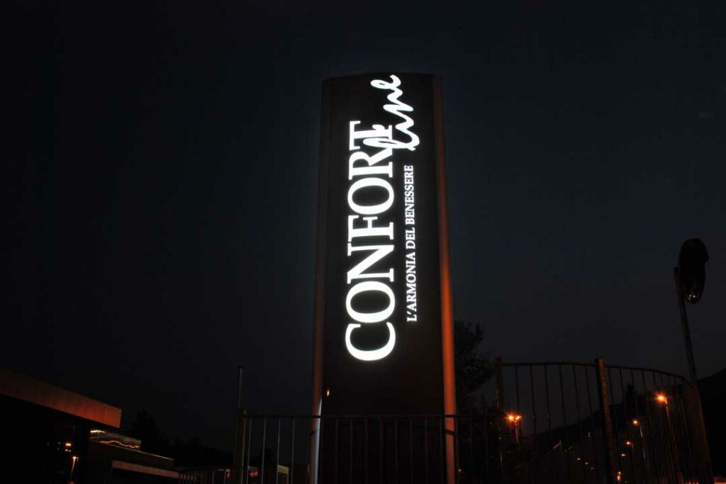 Totem in alluminio composito traforato, Miane