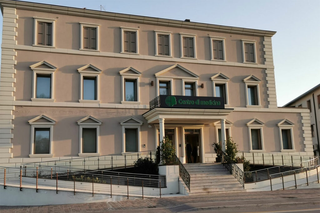 Cassonetto luminoso monofacciale traforato con massello, lightbox; Bassano del Grappa