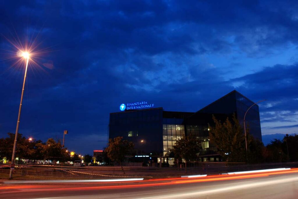 Neonlauro_Finanziaria-Internazionale-night