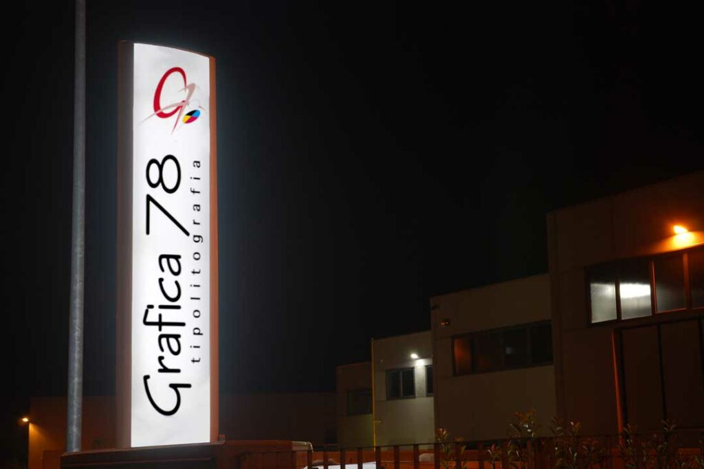 Totem luminoso con frontale decorato, San Vendemiano