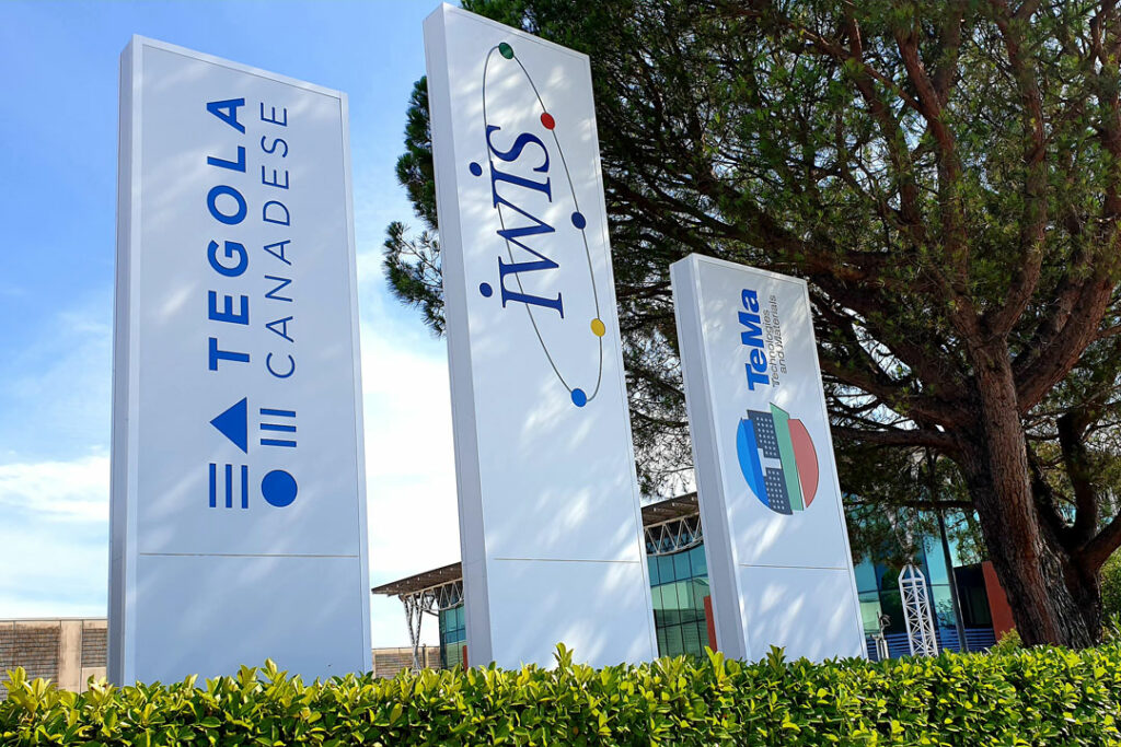 Totem luminoso in alluminio composito traforato, Vittorio Veneto