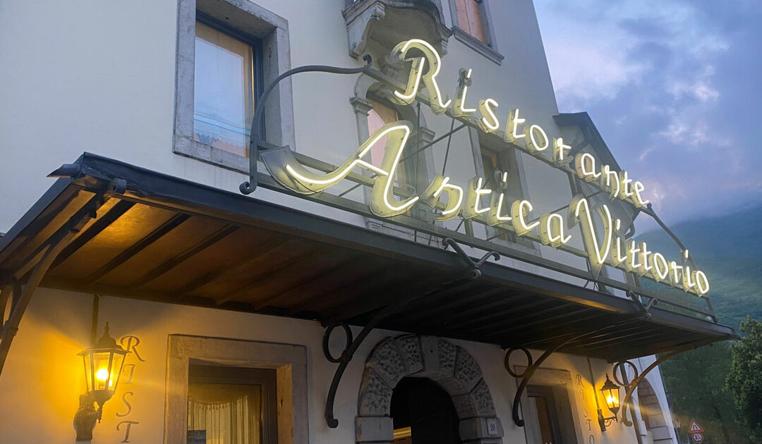 Restauro delle insegne storiche: Come conservare la storia della tua città
