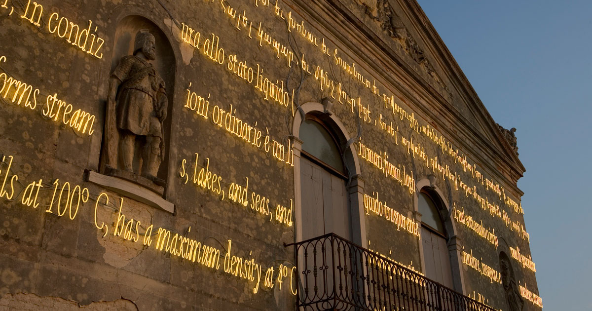 Insegne-luminose-per-eventi_La-magia-della-visibilità-temporanea